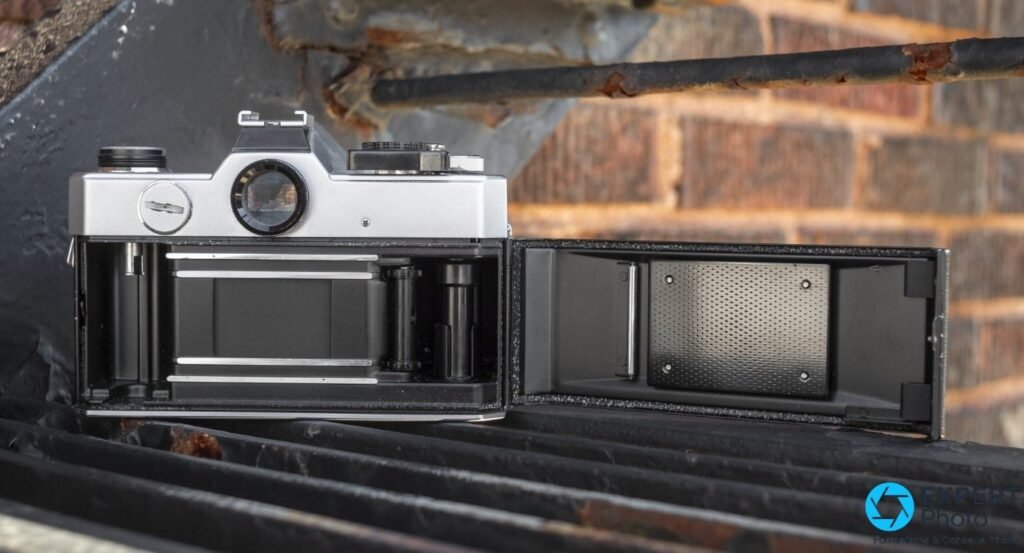 Dos ouvert d'un Fujica ST801 : chambre du film, bobine réceptrice et plaque presseur 