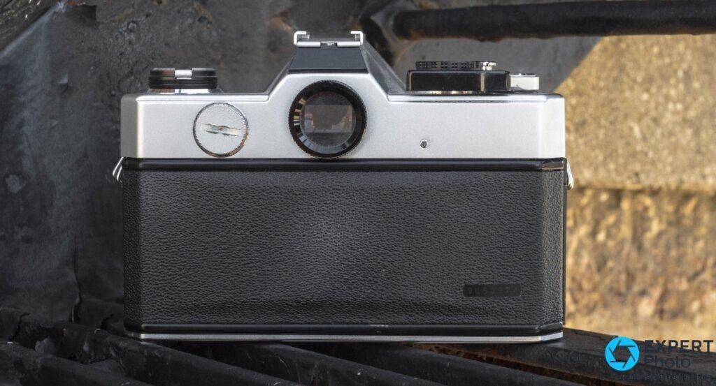 Fujica ST801 vu de dos, capot fermé, oculaire du viseur et habillage en cuir noir 