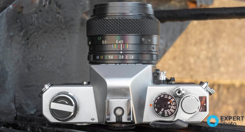 Dessus d'un Fujica ST801 : molette des vitesses jusqu'à 2000, griffe flash et bagues de l'objectif