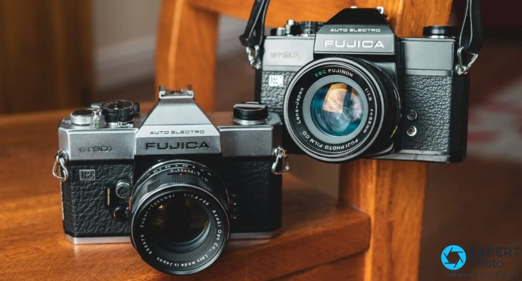 Fujica ST901 (gauche, Super-Takumar 55 mm f/1,8) et Fujica ST801 (droite, EBC Fujinon 55 mm) posés sur surface en bois
