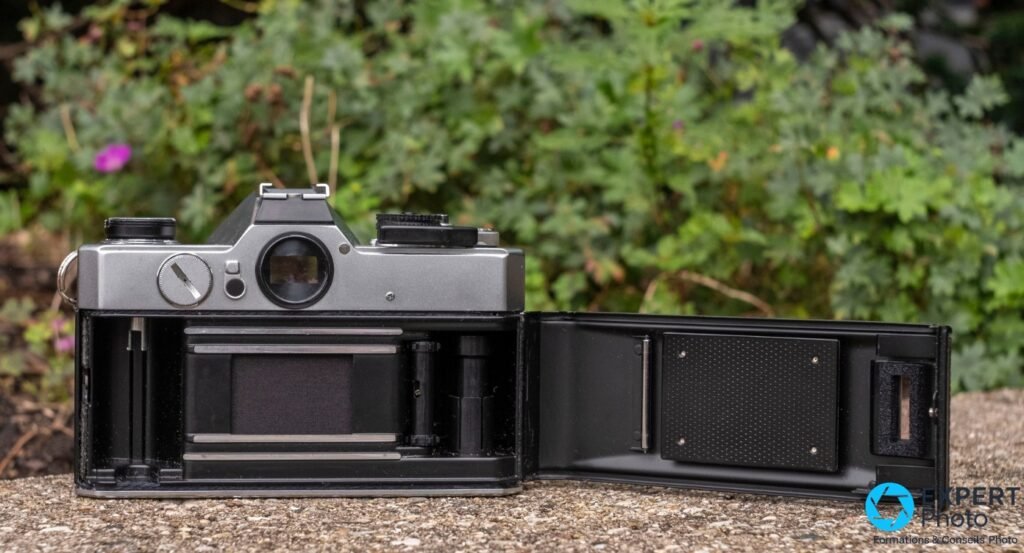 Fujica ST901 dos ouvert, chambre film noire avec rails, rideau obturateur et emplacement mousses de lumière visibles