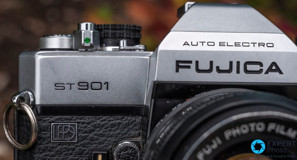 Gros plan sur la platine supérieure du Fujica ST901 : gravures ST901, AUTO ELECTRO, FUJICA et voyant LED vert