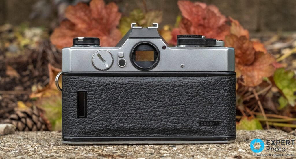 Fujica ST901 vu de dos, oculaire du viseur centré, numéro de série 6050412 en bas à droite, dos noir grainé