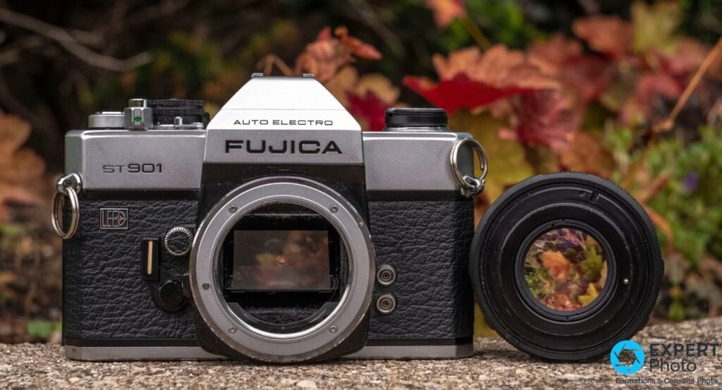 Fujica ST901 de face, boîtier nu avec monture M42 visible, objectif Fujinon 55 mm posé séparément à droite