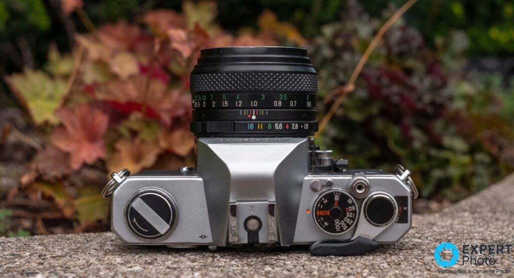 Fujica ST901 vu du dessus, bague diaphragme colorée (f/1,6 à f/16), sélecteur vitesses avec position AUTO orange