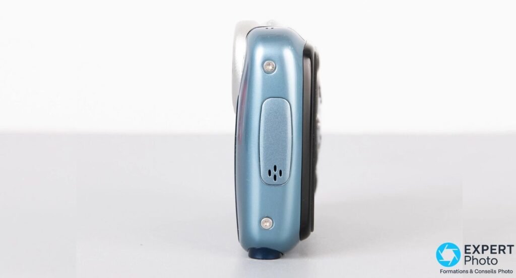 Fujifilm FinePix XP10 de profil bleu clair avec petite zone perforée latérale et deux vis cruciformes