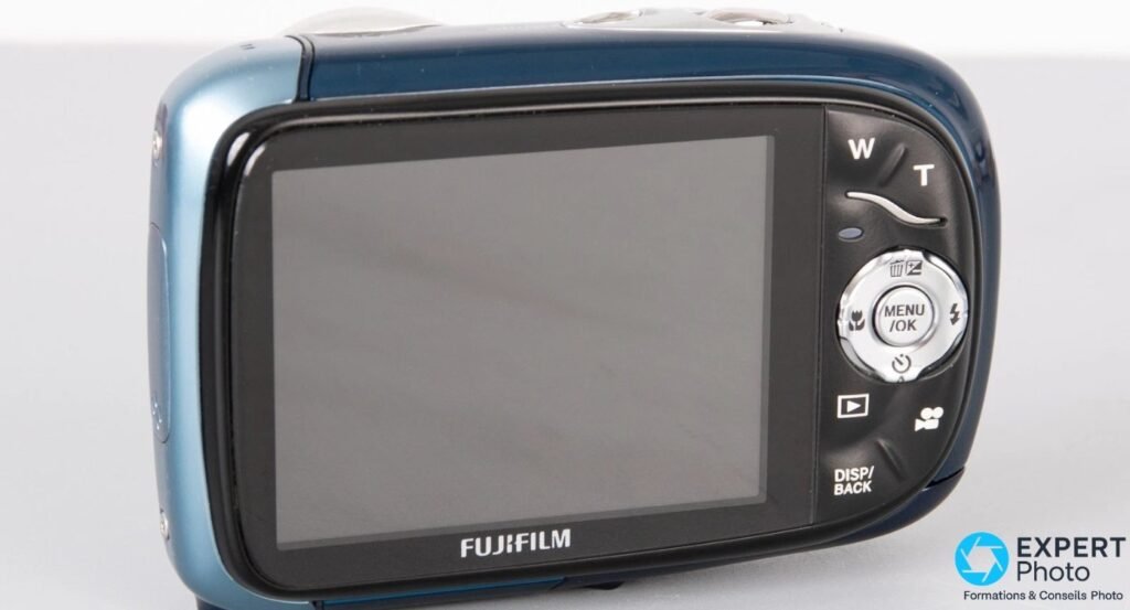 Fujifilm FinePix XP10 de dos avec écran LCD éteint, pavé MENU/OK, boutons W/T zoom et bouton DISP/BACK
