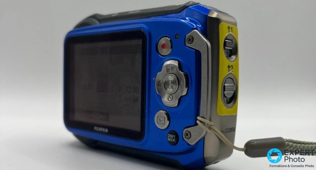 Compact étanche Fujifilm FinePix XP170 bleu de 3/4 arrière, trappes jaunes ↑1 ↑2 verrouillées et port HDMI.