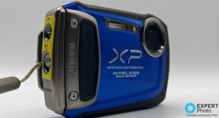 Fujifilm FinePix XP170 : pour qui ce compact étanche garde un sens Fujifilm FinePix XP170 bleu en 3/4 avant, trappes étanches jaunes ↑1 ↑2 et HDMI gravé sur le côté.