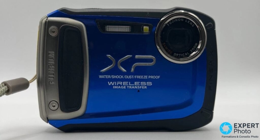 Fujifilm FinePix XP170 bleu vu de face, marquages XP, FINEPIX, WIRELESS IMAGE TRANSFER et objectif Fujinon.