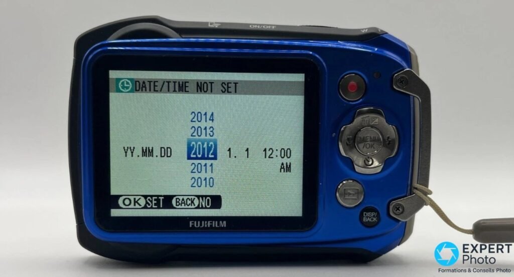 Écran arrière du Fujifilm FinePix XP170 affichant le menu Date/Time avec année 2012 sélectionnée.