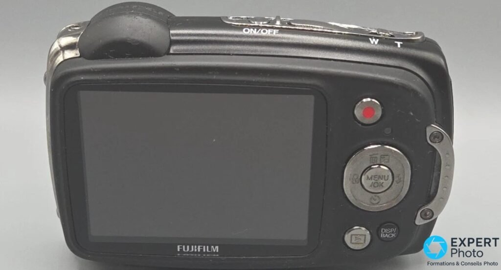 Fujifilm FinePix XP20 vu de dos : écran LCD 2,7 pouces, pad MENU/OK, bouton record rouge, ON/OFF et zoom W/T.