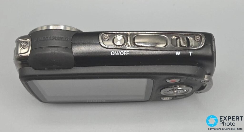 Fujifilm FinePix XP20 vu de dessus : déclencheur, bouton ON/OFF, levier zoom W/T et marquage 14 MEGAPIXELS sur la tranche. 