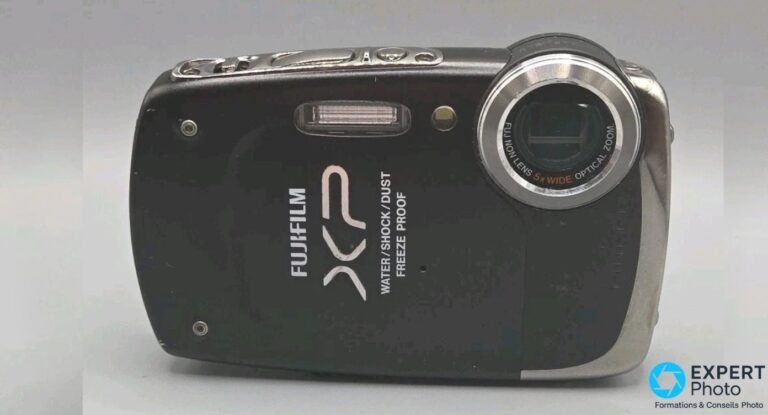 Fujifilm FinePix XP20 noir vu de face : objectif 5x WIDE OPTICAL ZOOM déployé, flash et logo FUJIFILM XP.