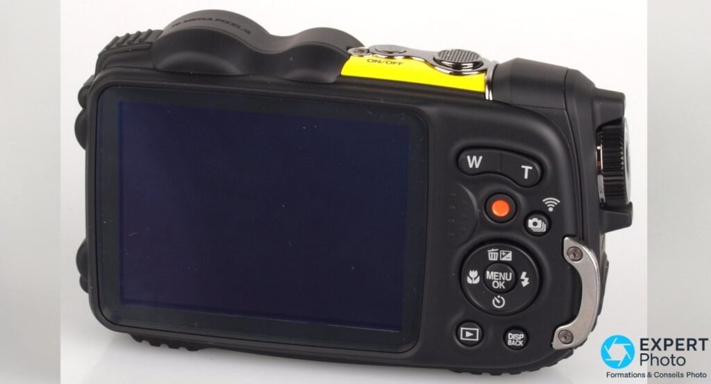 Fujifilm FinePix XP200 vu de dos, écran LCD, boutons W/T, MENU/OK et déclencheur vidéo rouge visibles.