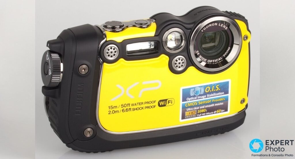 Fujifilm FinePix XP200 jaune en 3/4 avant, objectif Fujinon 5x déployé et molette de mode rotative visibles.