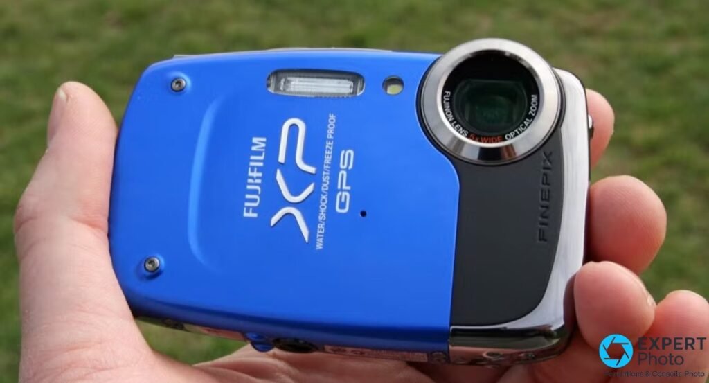 Face avant frontale du Fujifilm FinePix XP30 bleu, objectif Fujinon zoom 5x et inscription FINEPIX verticale visibles.