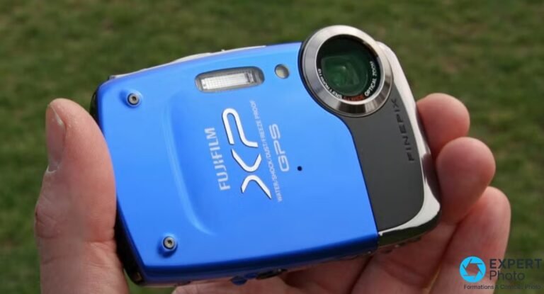 Fujifilm FinePix XP30 : test, avis et achat d’occasion en 2026 Face avant du Fujifilm FinePix XP30 bleu en trois-quarts, objectif Fujinon zoom 5x, logos XP et GPS visibles.