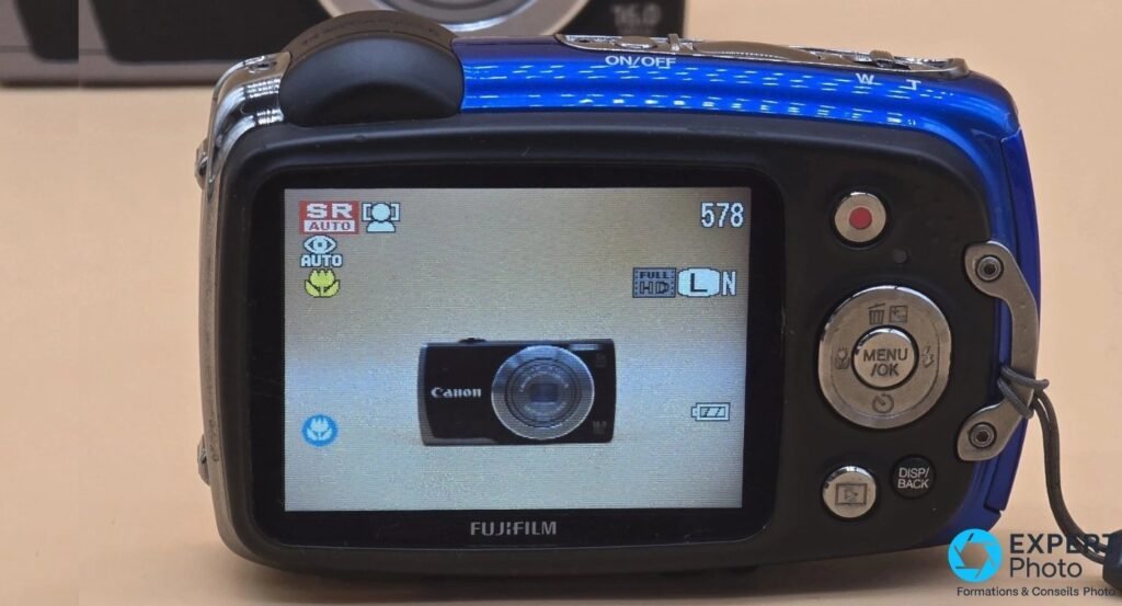 Écran LCD du Fujifilm FinePix XP50 allumé en prise de vue, icônes SR Auto, Full HD et compteur 578 vues.