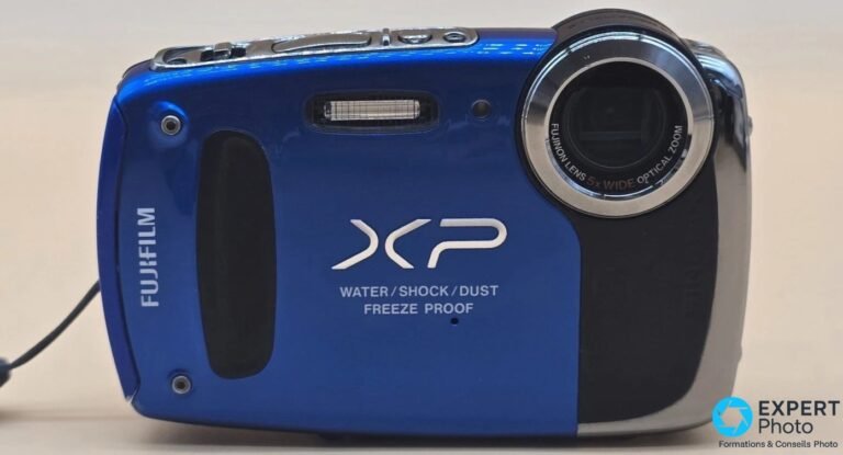 Test Fujifilm FinePix XP50 : compact étanche daté, encore défendable en occasion Compact étanche Fujifilm FinePix XP50 bleu vu de face, logo XP, mention WATER SHOCK DUST FREEZE PROOF visible.