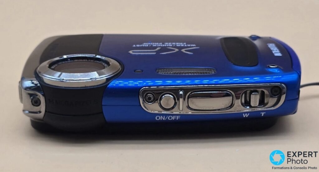 Vue de dessus du Fujifilm FinePix XP50, objectif Fujinon chromé, mention 14 MEGAPIXELS et zoom W T visibles.