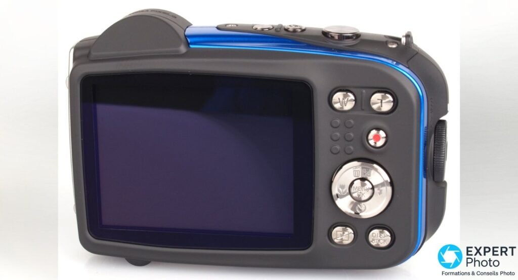 Vue arrière du Fujifilm FinePix XP60 avec écran LCD 2,7 pouces, boutons W/T, 4-way controller chromé et touche DISP/BACK.