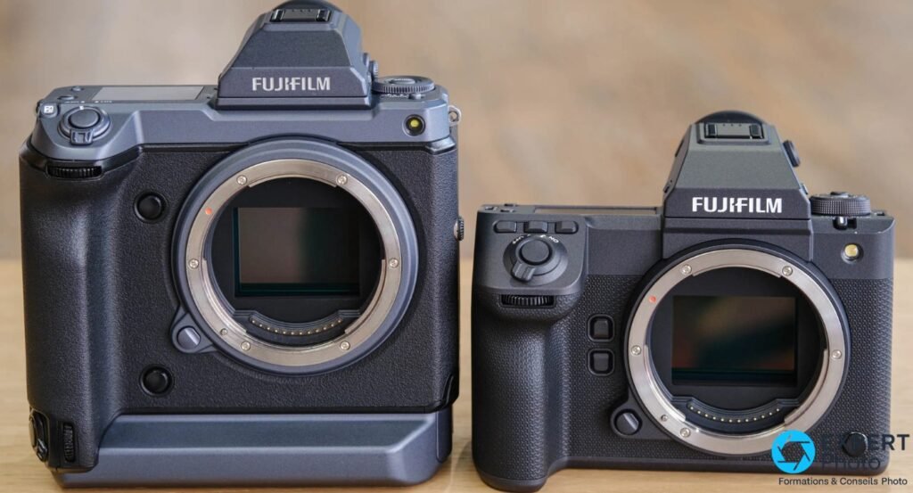 Deux boitiers Fujifilm GFX moyen format cote a cote de face, montures et capteurs exposes