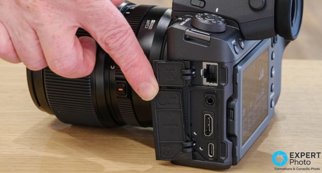 Connectique laterale du Fujifilm GFX100 II : ports LAN, micro, HDMI et USB-C, caches ouverts