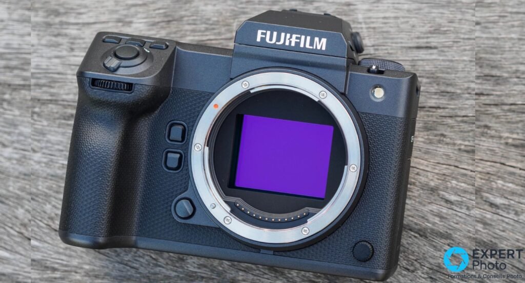 Fujifilm GFX100 II de face sans objectif, capteur moyen format expose aux reflets violets 
