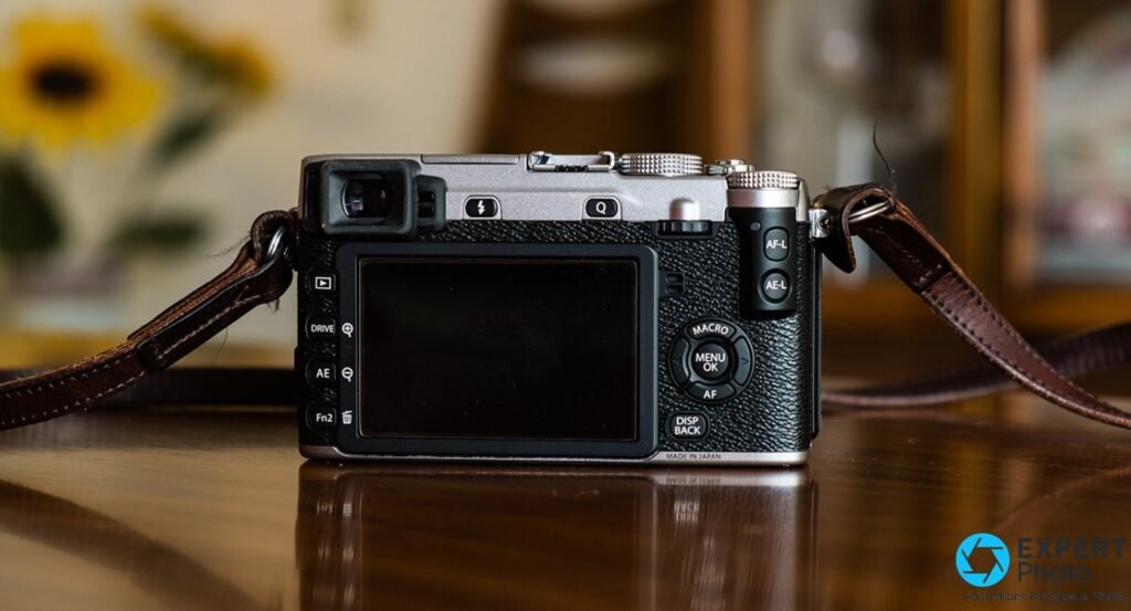 Dos du Fujifilm X-E2, écran LCD fixe 3 pouces non tactile, commandes DRIVE AE Fn2, boutons AF-L AE-L, viseur OLED.