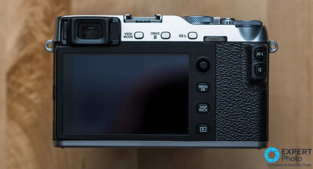 Fujifilm X-E3 vu de dos : écran tactile fixe, viseur EVF, joystick AF et boutons VIEW MODE, DRIVE, AE-L, Q et MENU. 