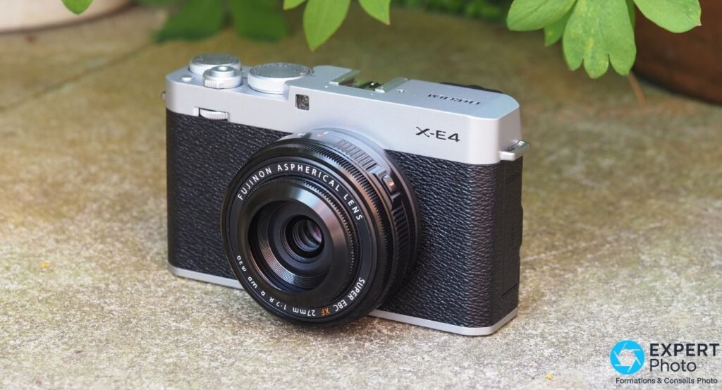 Fujifilm X-E4 vu de dos, écran tactile affichant la photo d'un chien noir et blanc, viseur électronique intégré à gauche.