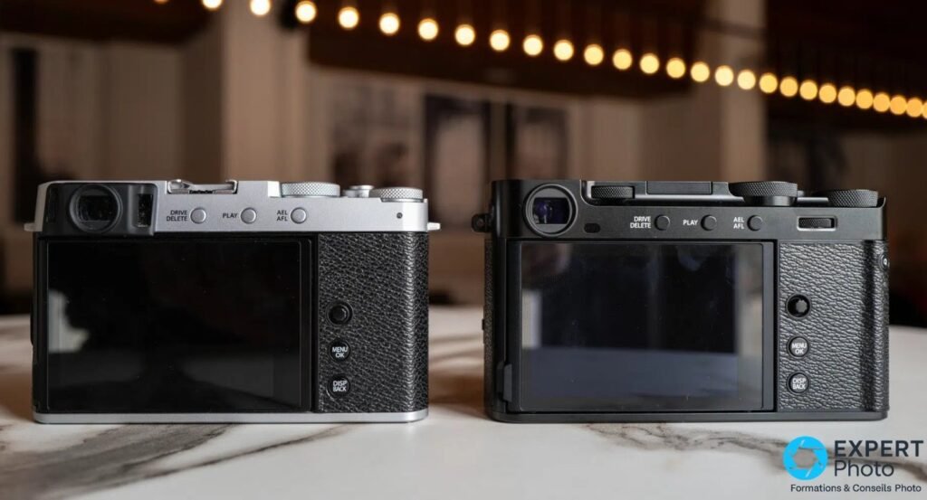 Fujifilm X-E5 silver à gauche et noir à droite vus de dos, écrans LCD et viseurs EVF visibles.
