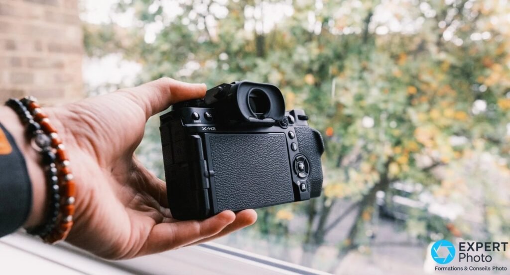 Dos du Fujifilm X-H2 avec écran LCD éteint, viseur électronique au-dessus et marquage X-H2 lisible à gauche.