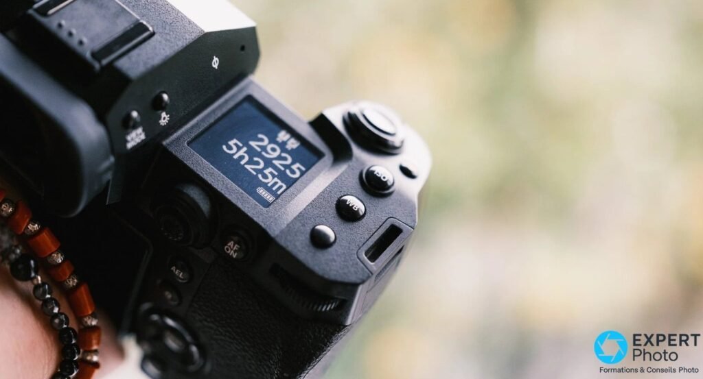 Écran LCD secondaire du Fujifilm X-H2 affichant 2925 vues restantes et 5h25m d'autonomie batterie.