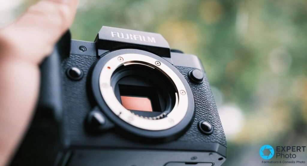 Gros plan sur la monture X-mount du Fujifilm X-H2 avec capteur APS-C visible, vue en contre-plongée.