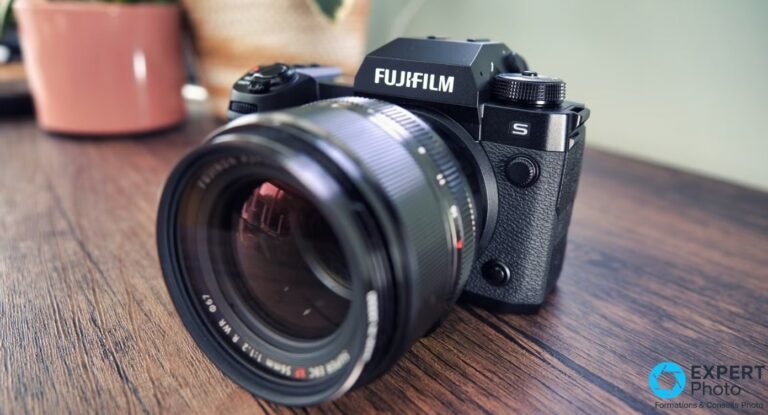 Fujifilm X-H2S de face avec XF 56mm f/1.2 R WR, posé sur table bois, pot terracotta flou en arrière-plan