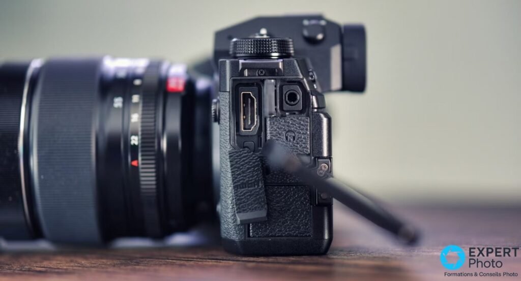 Profil gauche du Fujifilm X-H2S, trappe latérale ouverte révélant un port HDMI et un port jack