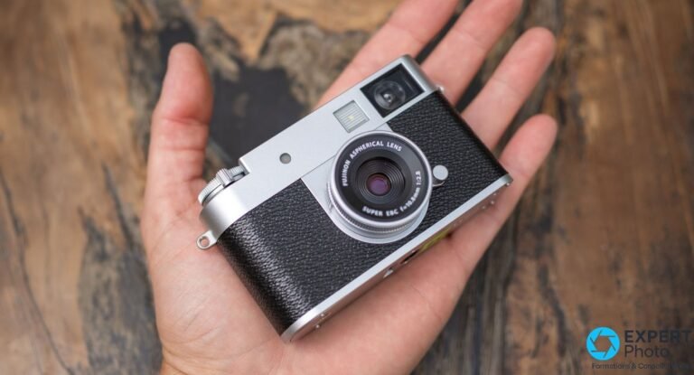 Test Fujifilm X Half : un compact créatif à acheter en connaissance Fujifilm X Half argenté tenu dans la paume d'une main, illustrant la compacité du boîtier de 240 g.