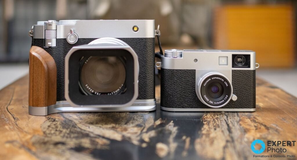 Fujifilm X Half argenté à droite, compact moyen format Fujifilm à poignée bois à gauche, comparaison de tailles.