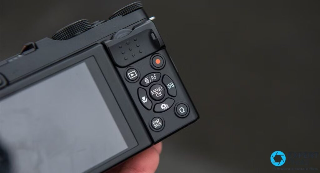 Vue arrière du Fujifilm X-M1, flash escamotable déployé, pavé directionnel MENU/OK avec boutons WB, AF, macro et DISP BACK