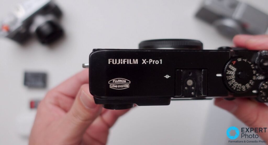 Capot supérieur du Fujifilm X-Pro1 avec gravure FUJIFILM X-Pro1 et molette des vitesses graduée 1 à 4000 s