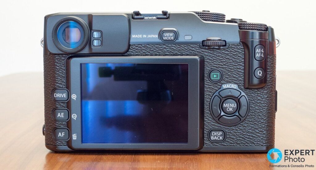 Fujifilm X-Pro1 noir vu de dos avec écran 3 pouces fixe, viseur hybride et boutons DRIVE AE AF MENU 