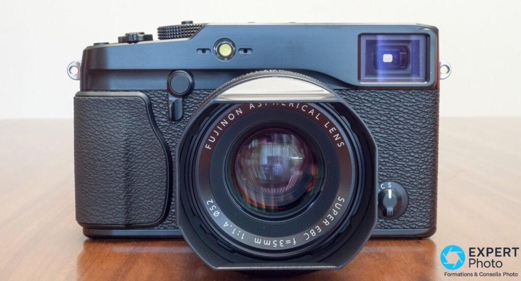 Fujifilm X-Pro1 noir face avec objectif Fujinon XF 35 mm f/1.4 R, pare-soleil carré et viseur hybride OVF