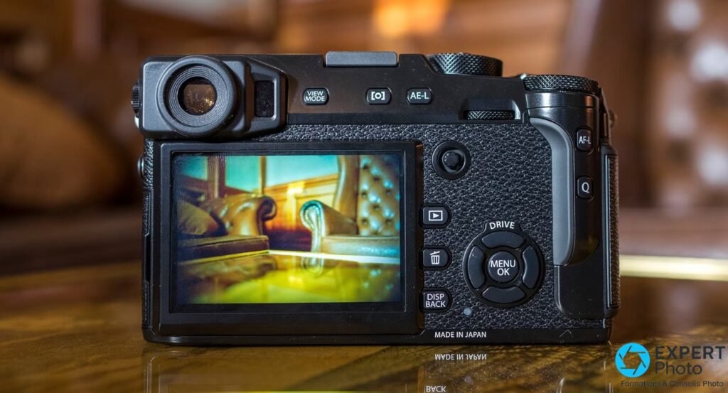 Dos du Fujifilm X-Pro2 noir avec écran LCD allumé affichant une scène d'intérieur en couleurs
