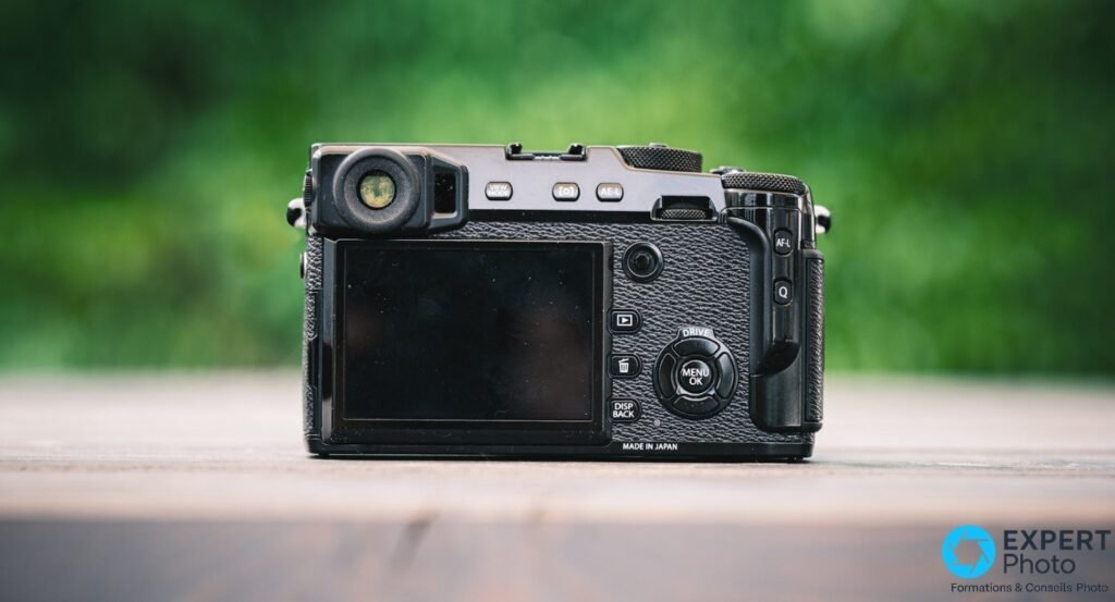Dos du Fujifilm X-Pro2 noir : écran LCD fixe éteint, viseur, joystick AF et boutons de navigation arrière
