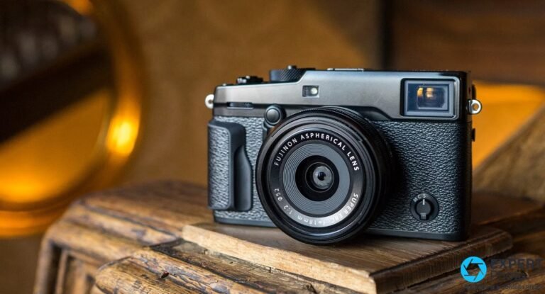 Test Fujifilm X-Pro2 : viseur hybride et JPEG Fuji, dix ans après Fujifilm X-Pro2 noir équipé du Fujinon XF 18mm f/2, posé sur un cube en bois, vu de trois-quarts avant