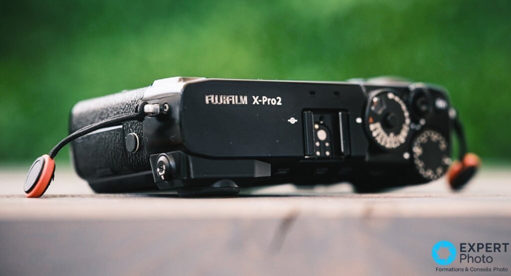 Vue de dessus du boîtier Fujifilm X-Pro2 noir avec gravure du modèle, griffe flash, molettes vitesse et compensation