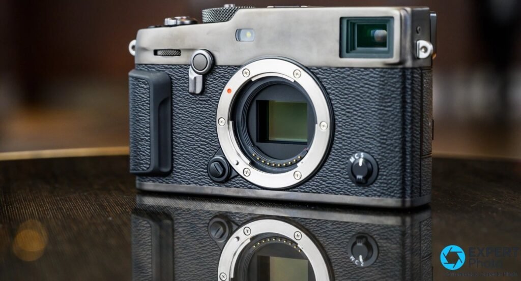 Fujifilm X-Pro3 Dura Silver vu de face sans objectif, monture X et capteur APS-C visibles, surface noire réfléchissante.