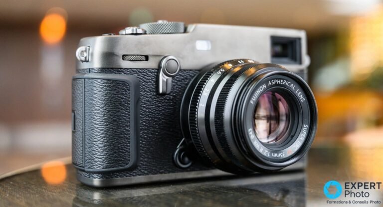 Test Fujifilm X-Pro3 : un hybride taillé pour la photo de rue Fujifilm X-Pro3 finition Dura Silver équipé du Fujinon XF 35mm f/2 R WR, trois quarts avant gauche, fond bokeh chaud.
